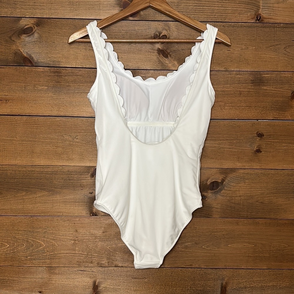 NWT Vineyard vines white Textured Scallop One-Piece swimsuit - Picture 3 of 4